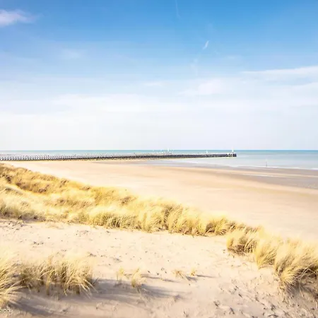 Bright Retreat By The Sea *