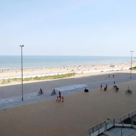 Bright Retreat By The Sea 아파트